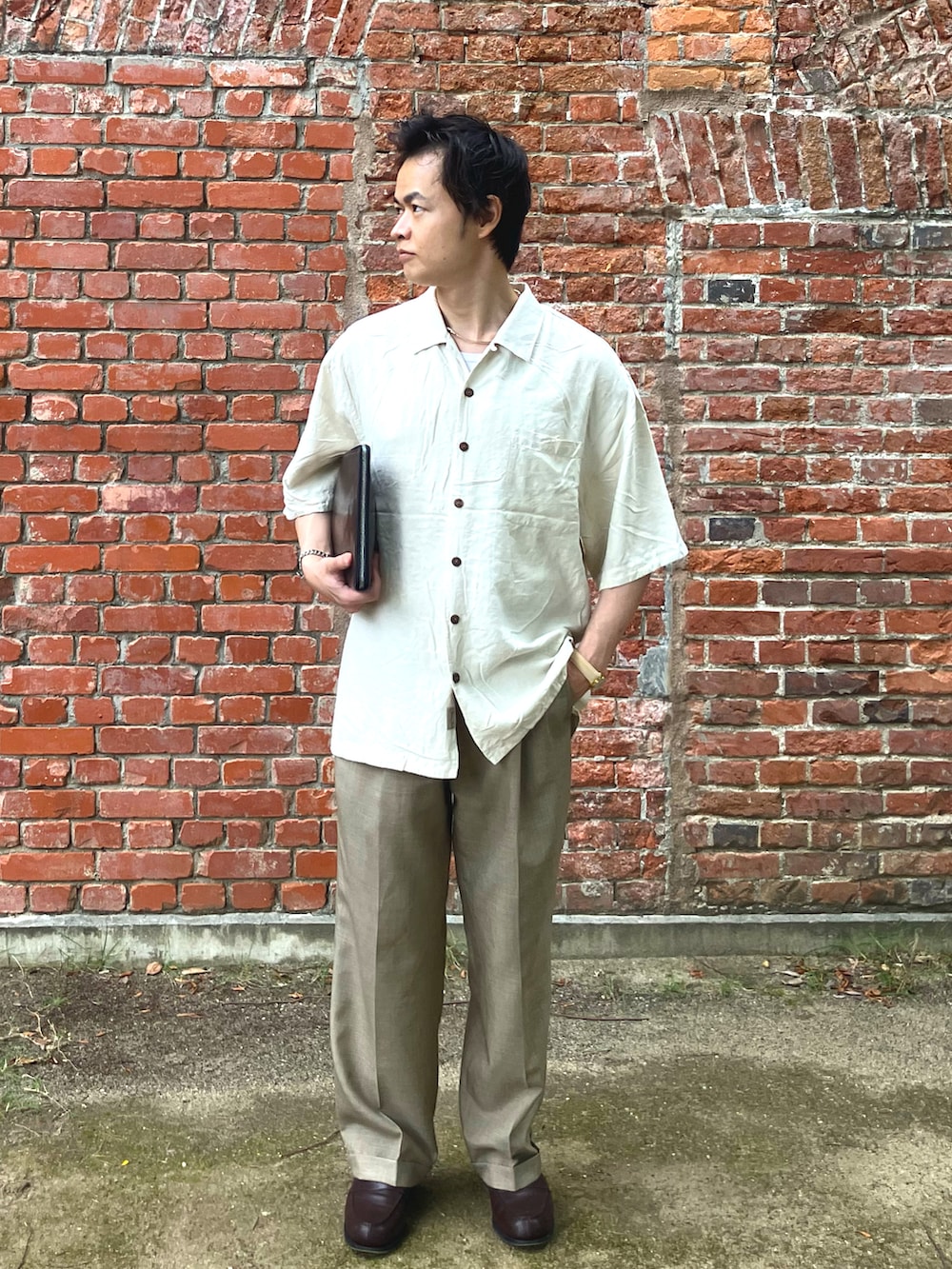ブラウン系のローファー、ベージュ系のシャツ/ブラウス、ベージュ系のスラックスを着用したメンズの夏コーディネートの2枚目の写真