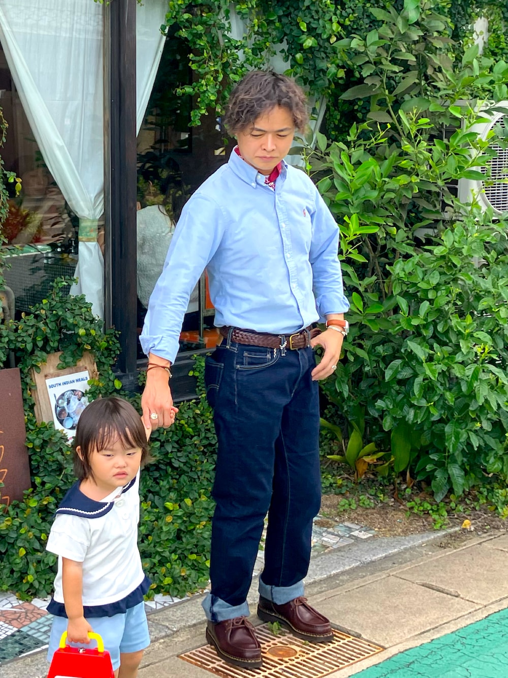 ブルー系のデニムパンツ、ブルー系のシャツ/ブラウス、ブラウン系のドレスシューズを着用したメンズの秋コーディネートの2枚目の写真