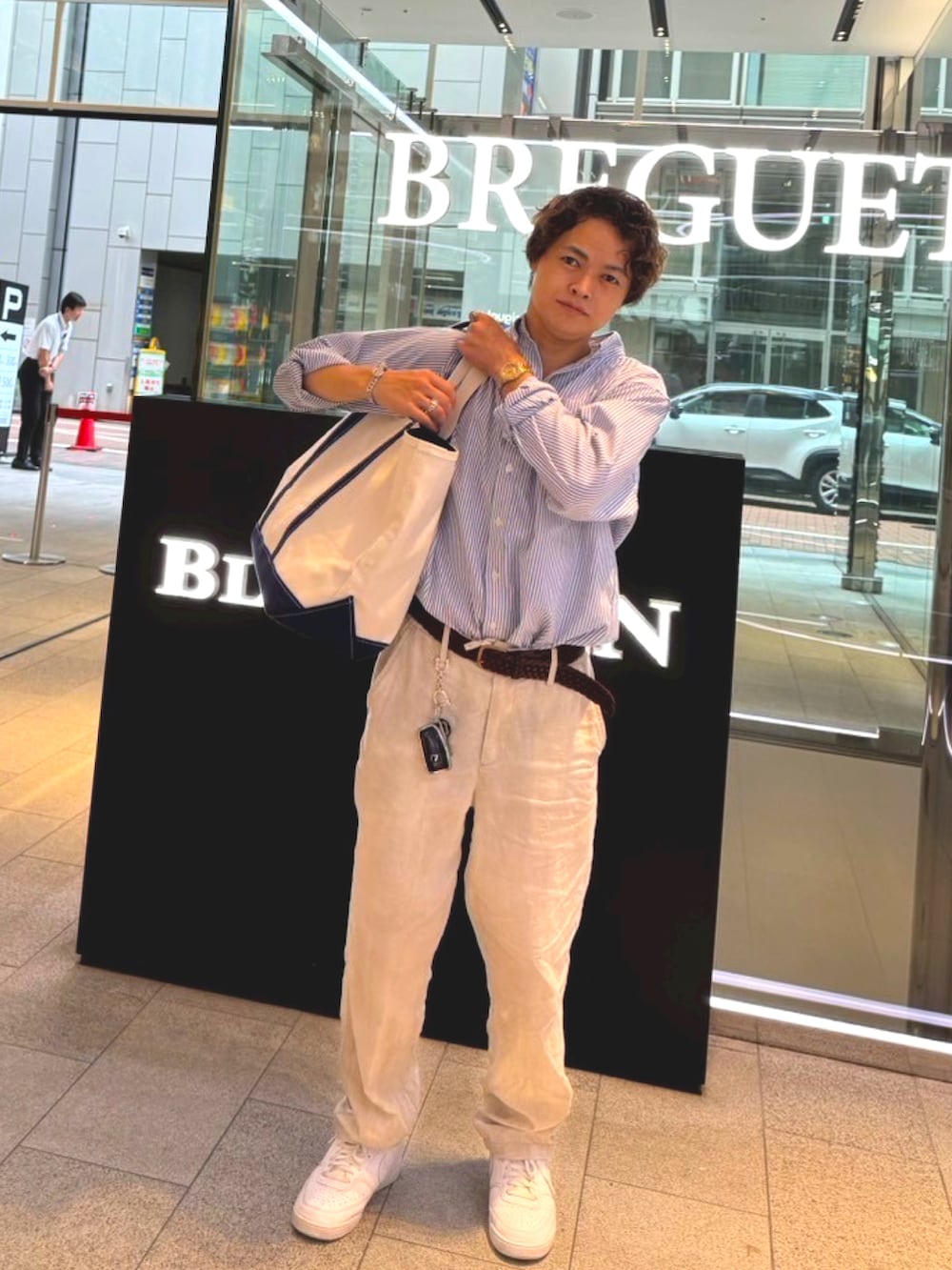 ホワイト系のその他パンツ、ブルー系のシャツ/ブラウス、ホワイト系のスニーカーを着用したメンズの夏コーディネートの3枚目の写真