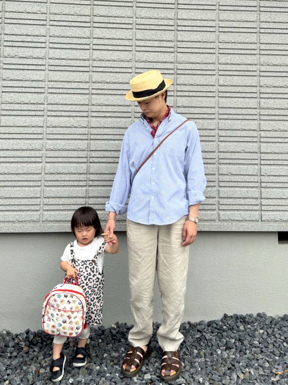 ホワイト系のその他パンツ、ブラウン系のサンダル、ブルー系のシャツ/ブラウスを着用したメンズの夏コーディネートの3枚目の写真