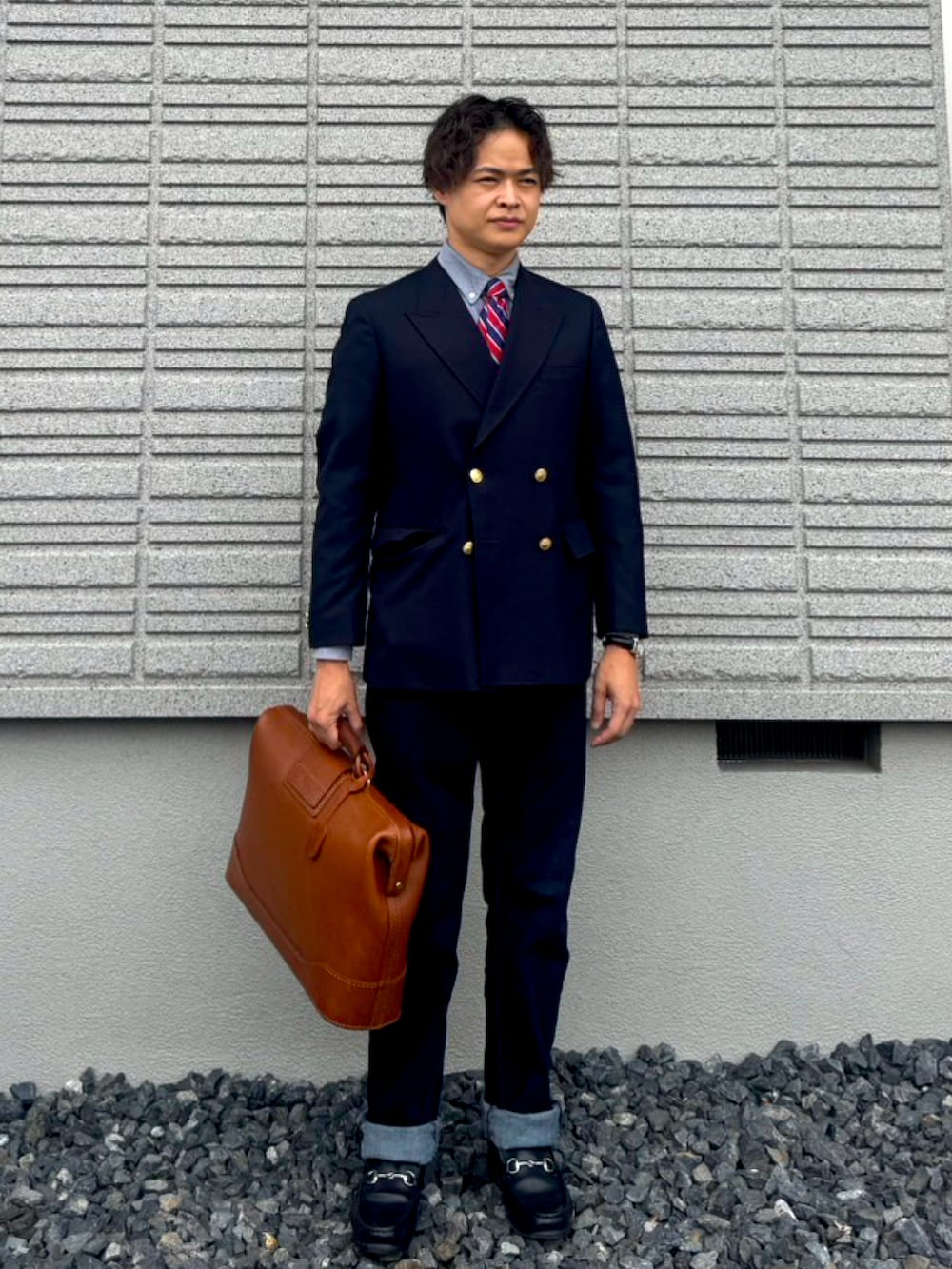 ブルー系のデニムパンツ、グレー系のシャツ/ブラウス、ブルー系のテーラードジャケットを着用したメンズの秋コーディネートの3枚目の写真