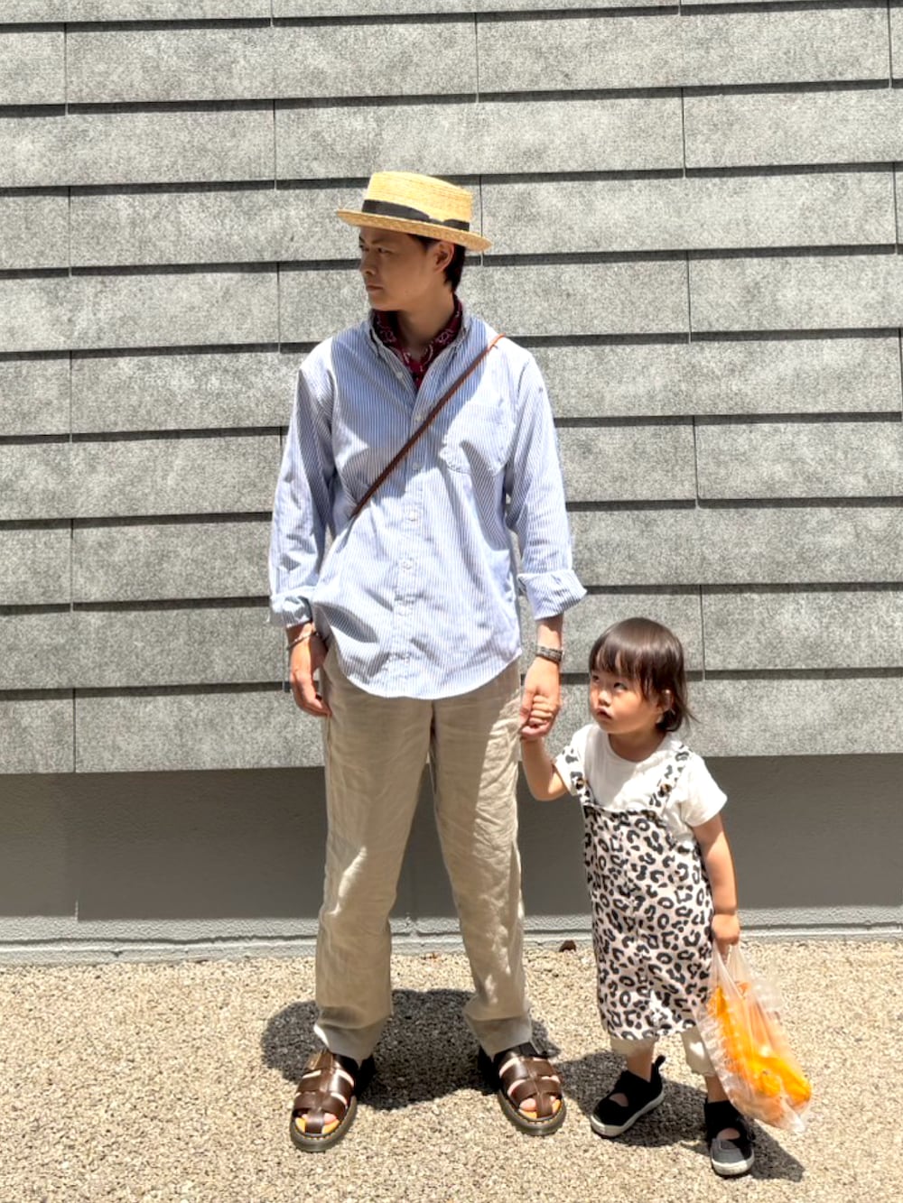 ホワイト系のその他パンツ、ブラウン系のサンダル、ブルー系のシャツ/ブラウスを着用したメンズの夏コーディネートの2枚目の写真