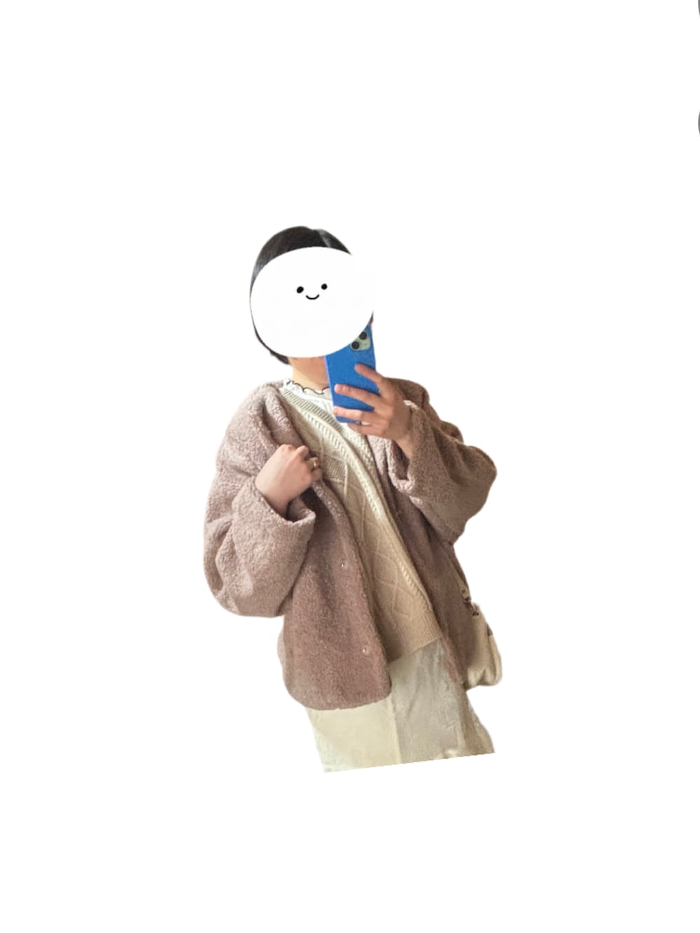 ピンク系のジャケット/アウター、ホワイト系のスカート、ホワイト系のスニーカーを着用したレディースの冬コーディネートの2枚目の写真