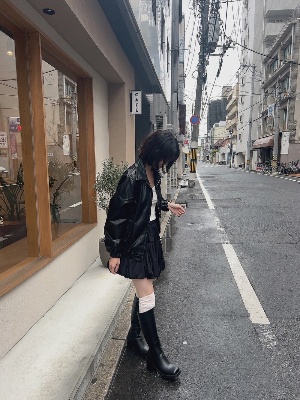 ブラック系のブルゾンを着用したレディースの秋コーディネートの2枚目の写真