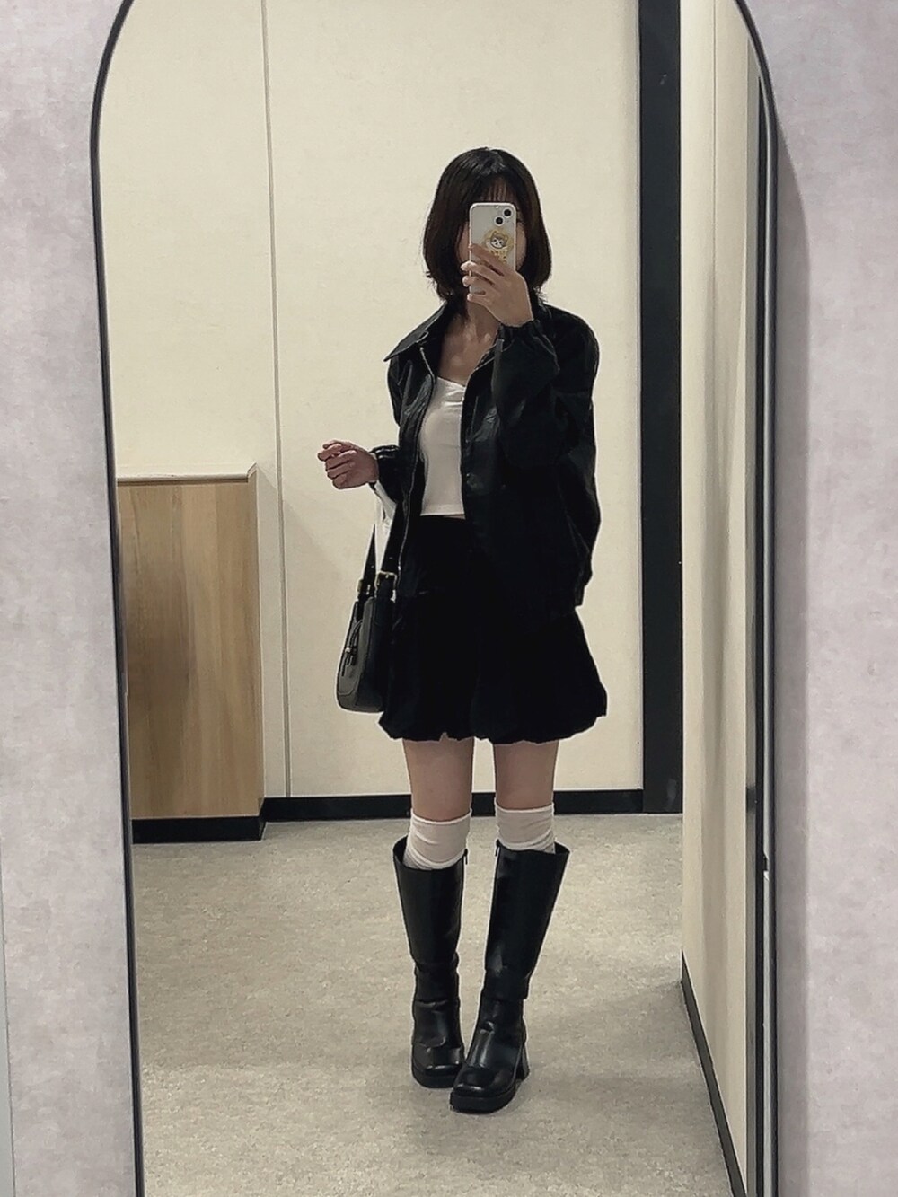 ブラック系のブルゾンを着用したレディースの秋コーディネートの3枚目の写真