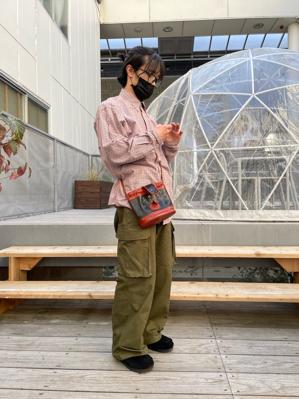 グリーン系のカーゴパンツ、その他のバッグ、ピンク系のシャツ/ブラウスを着用したメンズの春コーディネートの2枚目の写真