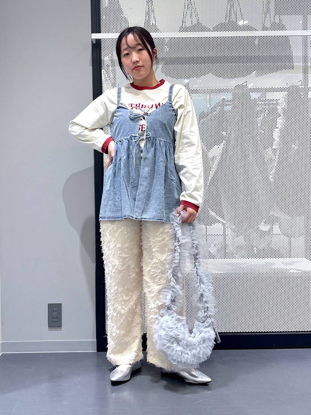 シルバー系のパンプス、グレー系のショルダーバッグ、ブルー系のその他トップスを着用したレディースの春コーディネートの5枚目の写真