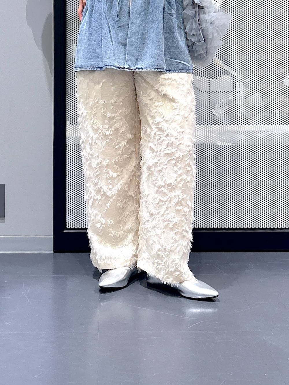 シルバー系のパンプス、グレー系のショルダーバッグ、ブルー系のその他トップスを着用したレディースの春コーディネートの4枚目の写真