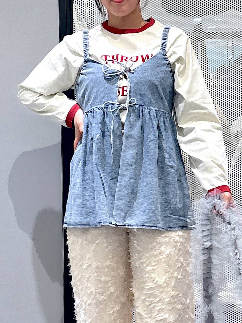 シルバー系のパンプス、グレー系のショルダーバッグ、ブルー系のその他トップスを着用したレディースの春コーディネートの3枚目の写真