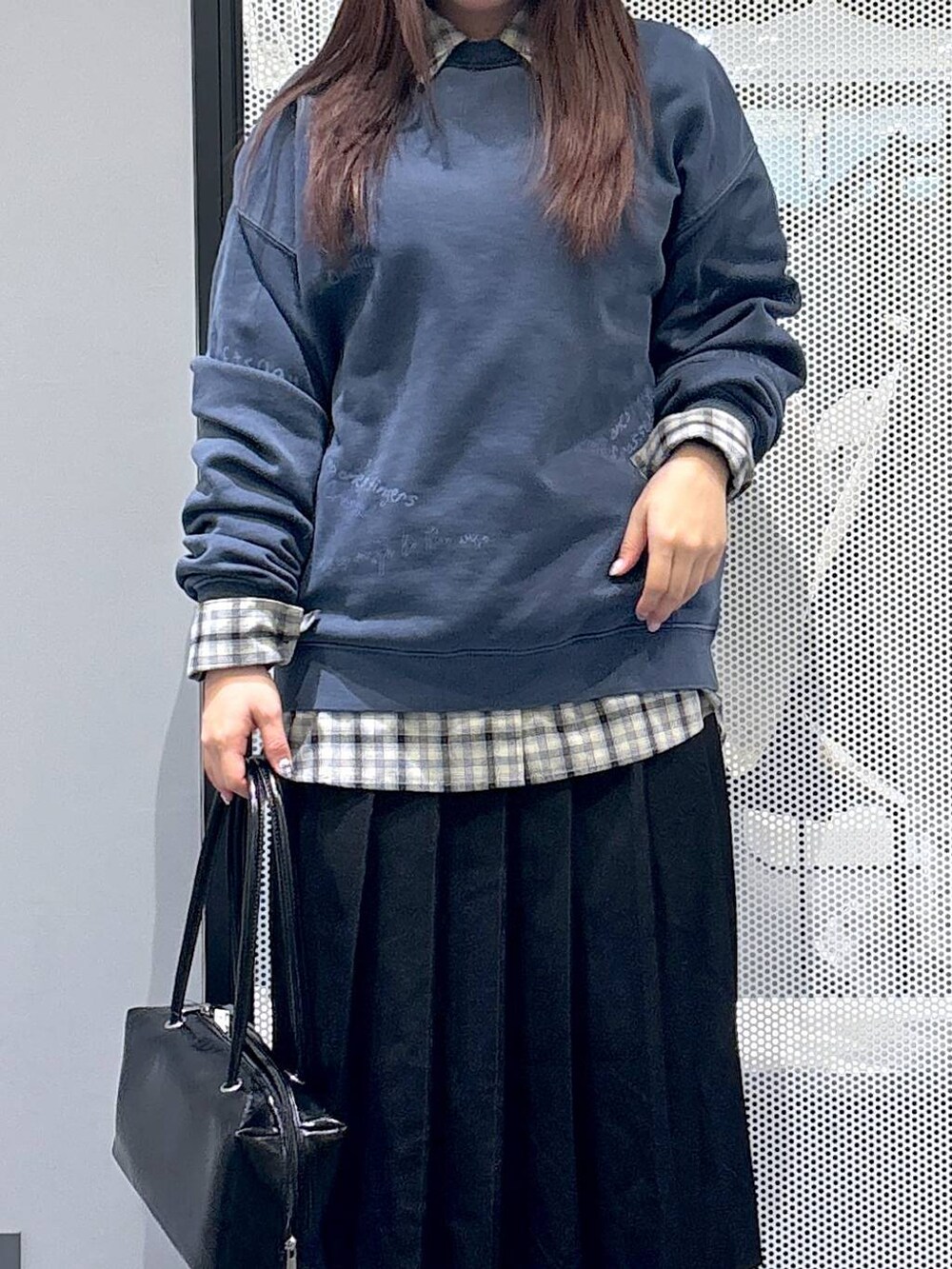 ブラック系のスカート、ブラック系のスニーカー、ベージュ系のシャツ/ブラウスを着用したレディースの冬コーディネートの5枚目の写真