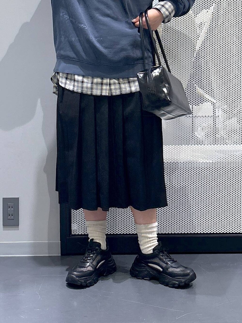 ブラック系のスカート、ブラック系のスニーカー、ベージュ系のシャツ/ブラウスを着用したレディースの冬コーディネートの4枚目の写真