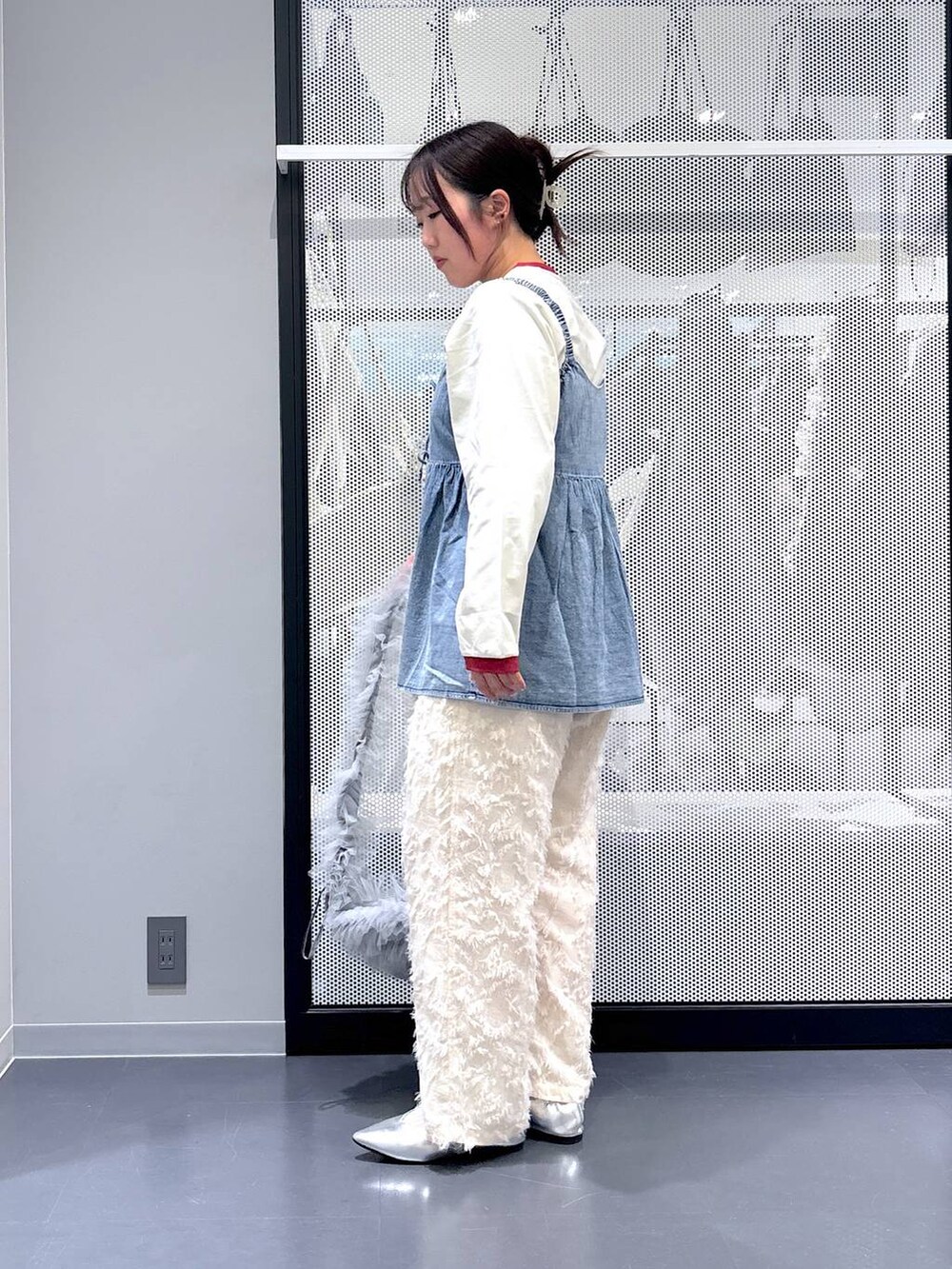 シルバー系のパンプス、グレー系のショルダーバッグ、ブルー系のその他トップスを着用したレディースの春コーディネートの2枚目の写真