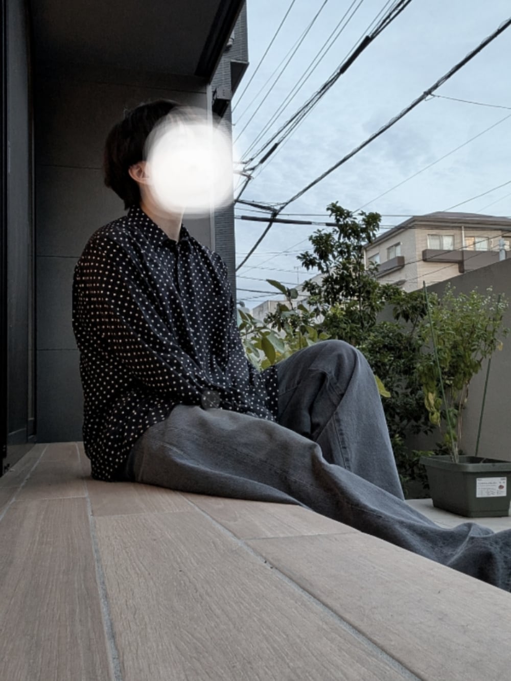 ブラック系のシャツ/ブラウス、グレー系のデニムパンツ、ブラック系のスニーカーを着用したメンズの秋コーディネートの2枚目の写真