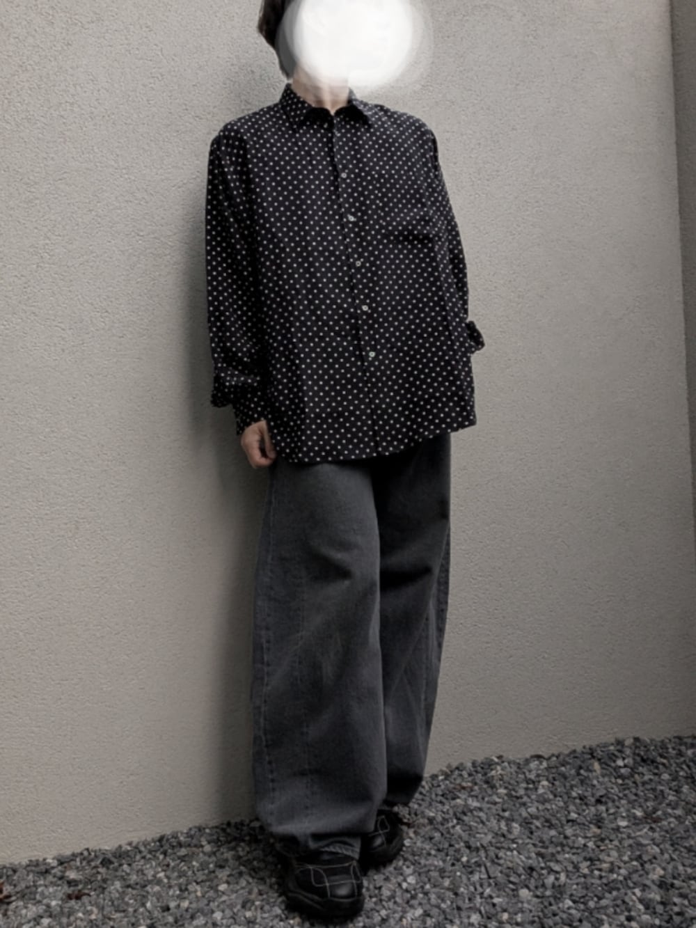 ブラック系のシャツ/ブラウス、グレー系のデニムパンツ、ブラック系のスニーカーを着用したメンズの秋コーディネートの3枚目の写真