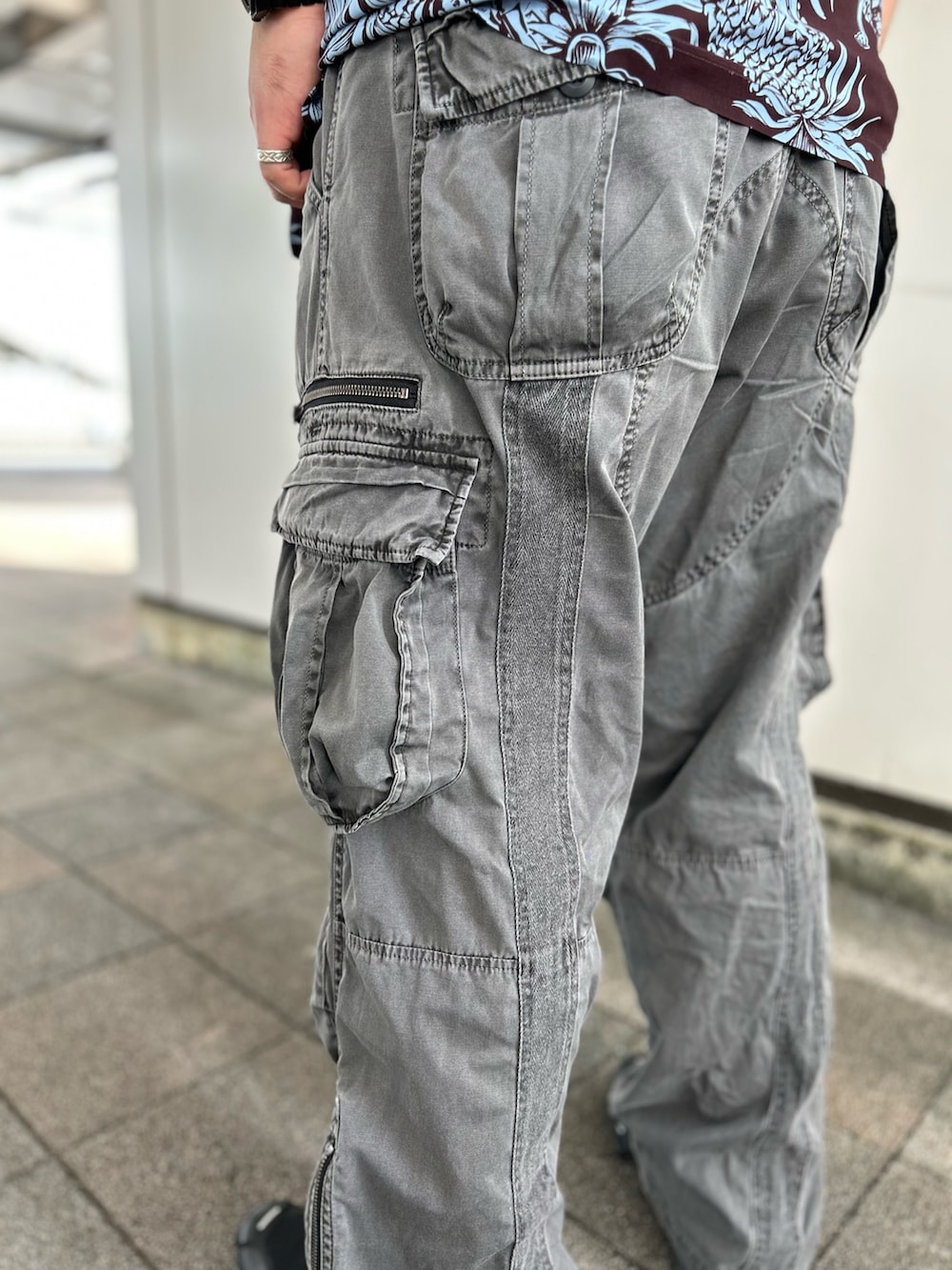 ブラウン系のシャツ/ブラウス、ブラック系のカーゴパンツ、ホワイト系のニットキャップ/ビーニーを着用したメンズの夏コーディネートの6枚目の写真