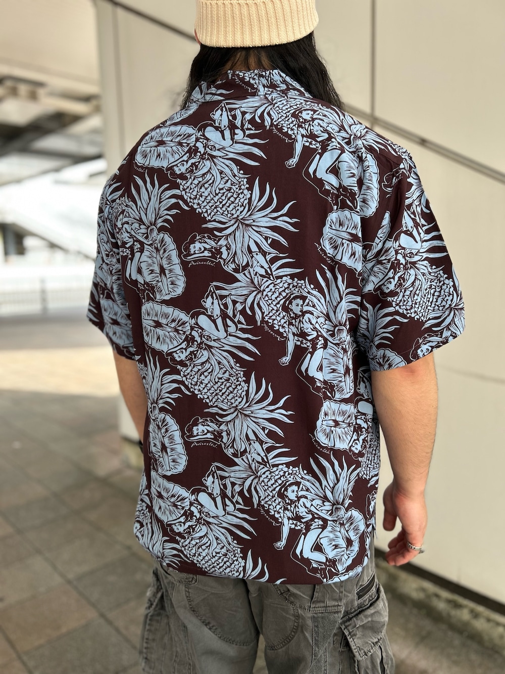 ブラウン系のシャツ/ブラウス、ブラック系のカーゴパンツ、ホワイト系のニットキャップ/ビーニーを着用したメンズの夏コーディネートの5枚目の写真