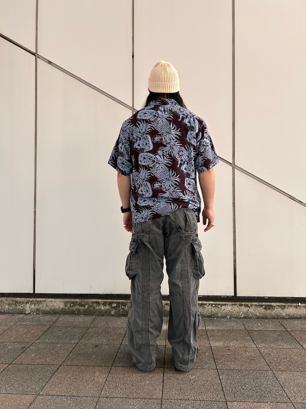 ブラウン系のシャツ/ブラウス、ブラック系のカーゴパンツ、ホワイト系のニットキャップ/ビーニーを着用したメンズの夏コーディネートの3枚目の写真