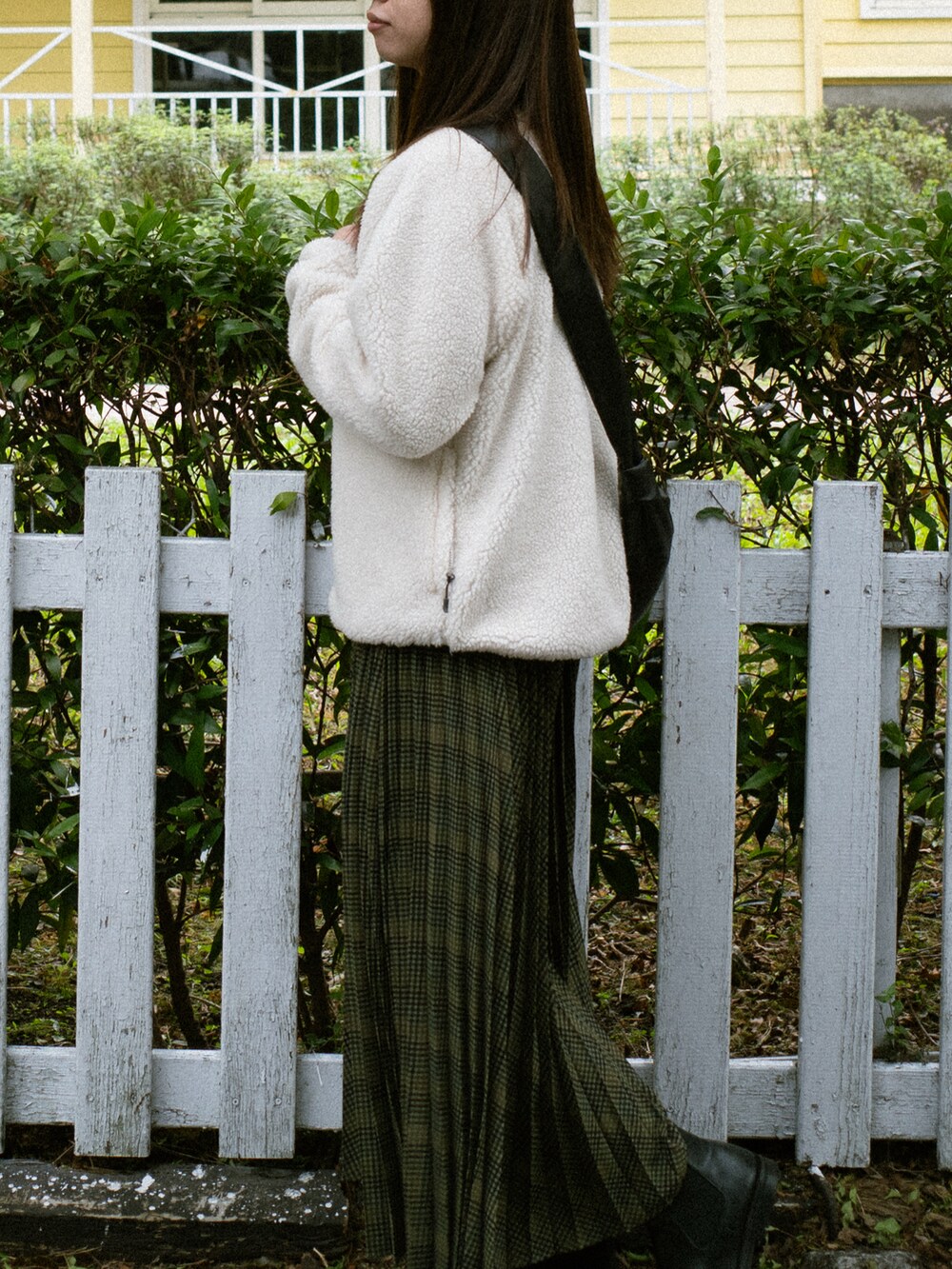 その他のスカート、ホワイト系のノーカラーコートを着用したレディースの秋コーディネートの2枚目の写真