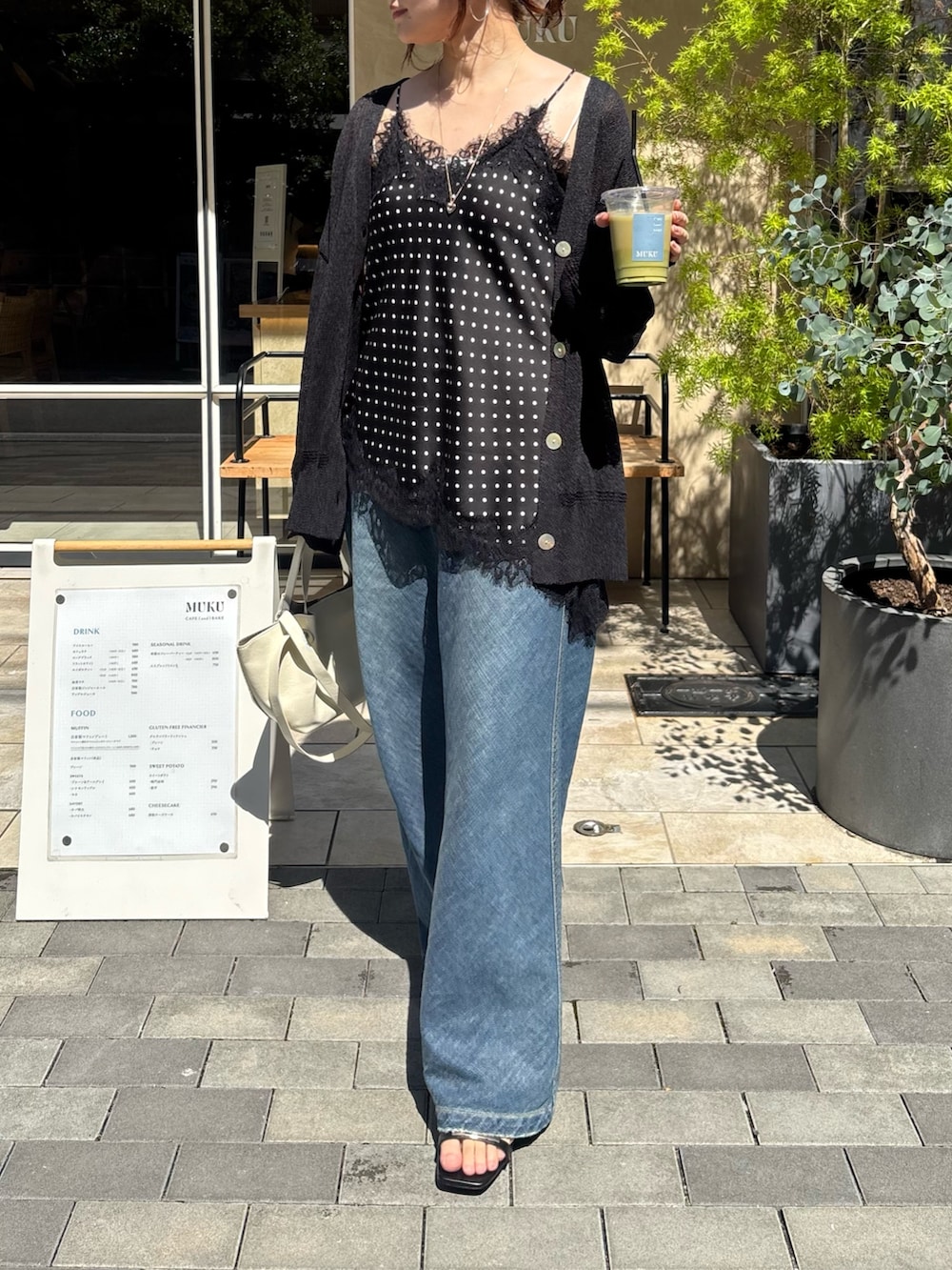 ホワイト系のシャツ/ブラウス、ブルー系のデニムパンツ、ブラック系のカーディガン/ボレロを着用したレディースの夏コーディネートの2枚目の写真