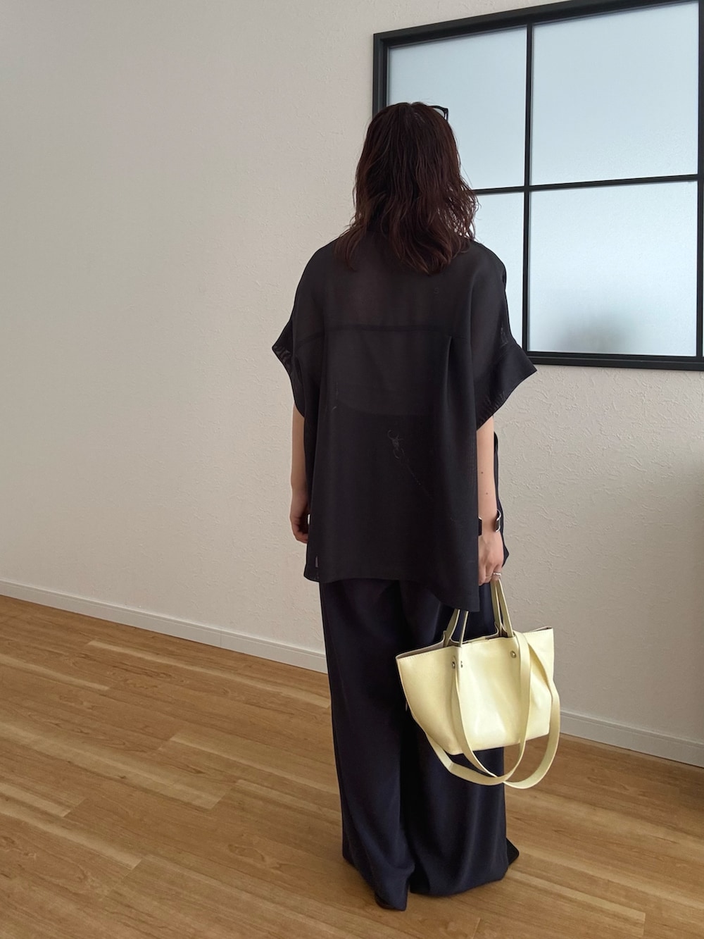 グレー系のテーラードジャケット、グレー系のその他パンツ、シルバー系のウォレットチェーンを着用したレディースの春コーディネートの7枚目の写真