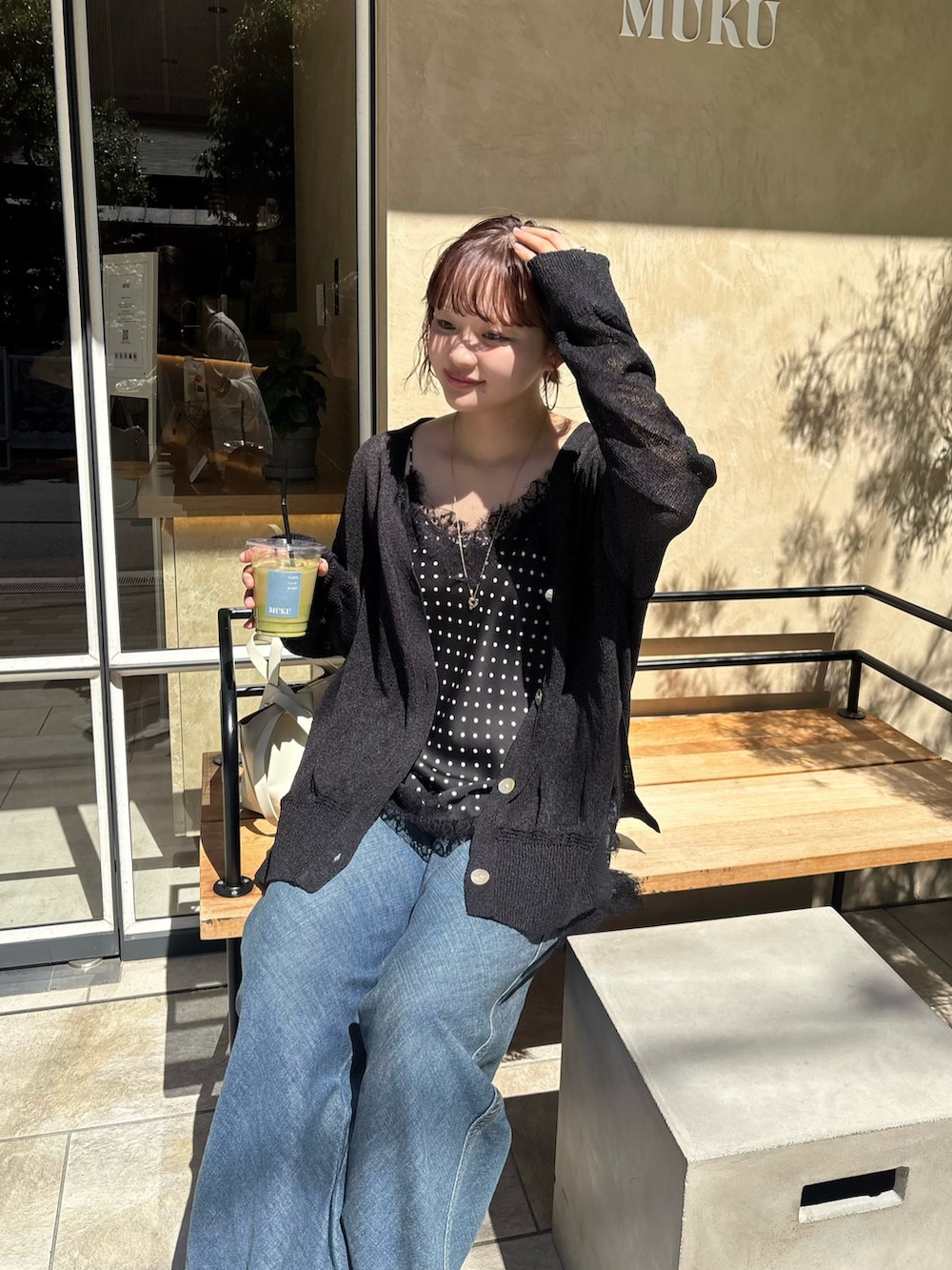 ホワイト系のシャツ/ブラウス、ブルー系のデニムパンツ、ブラック系のカーディガン/ボレロを着用したレディースの夏コーディネートの4枚目の写真