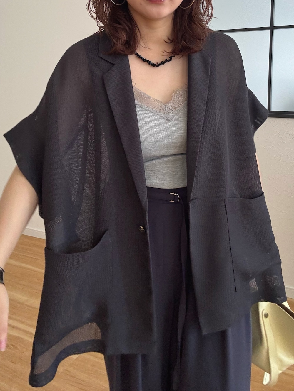 グレー系のテーラードジャケット、グレー系のその他パンツ、シルバー系のウォレットチェーンを着用したレディースの春コーディネートの6枚目の写真