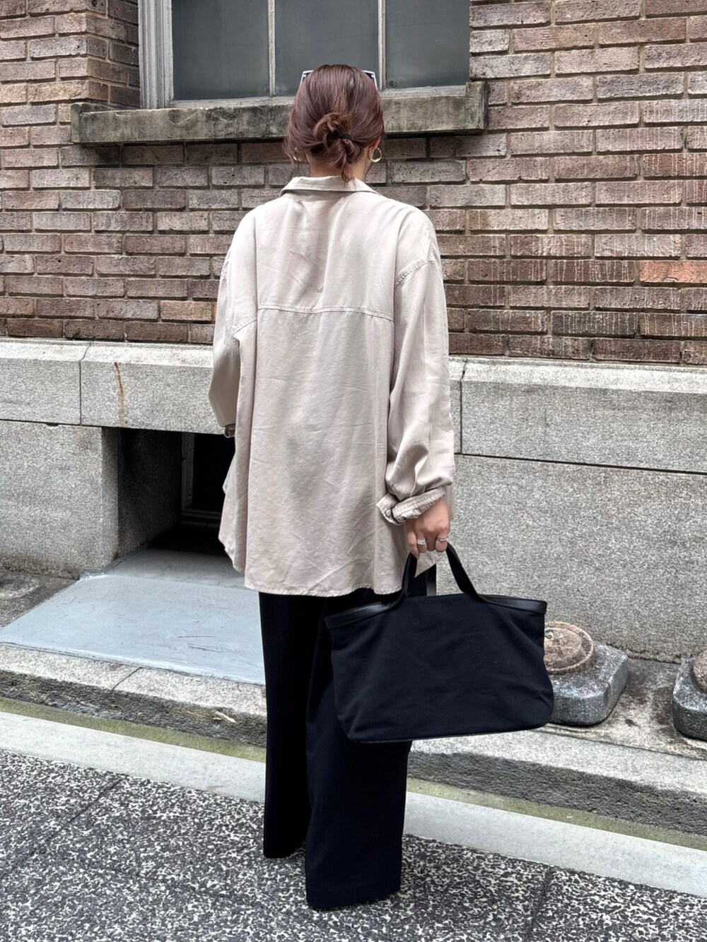 ブラック系のシャツ/ブラウス、ベージュ系のシャツ/ブラウス、ブラック系のショルダーバッグを着用したレディースの夏コーディネートの3枚目の写真