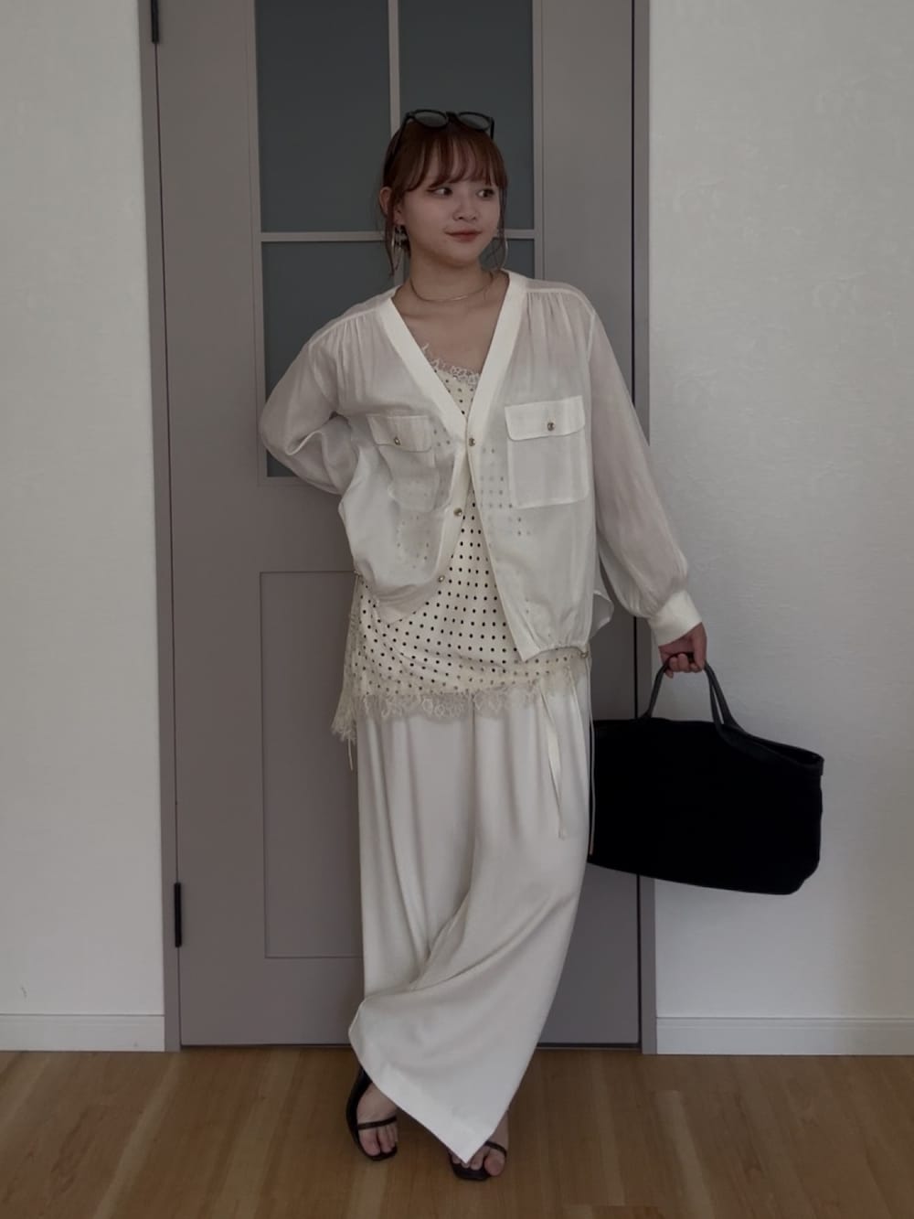 ホワイト系のシャツ/ブラウス、ホワイト系のシャツ/ブラウス、ホワイト系のその他パンツを着用したレディースの夏コーディネートの2枚目の写真