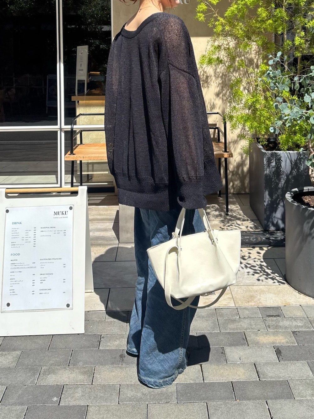 ホワイト系のシャツ/ブラウス、ブルー系のデニムパンツ、ブラック系のカーディガン/ボレロを着用したレディースの夏コーディネートの3枚目の写真