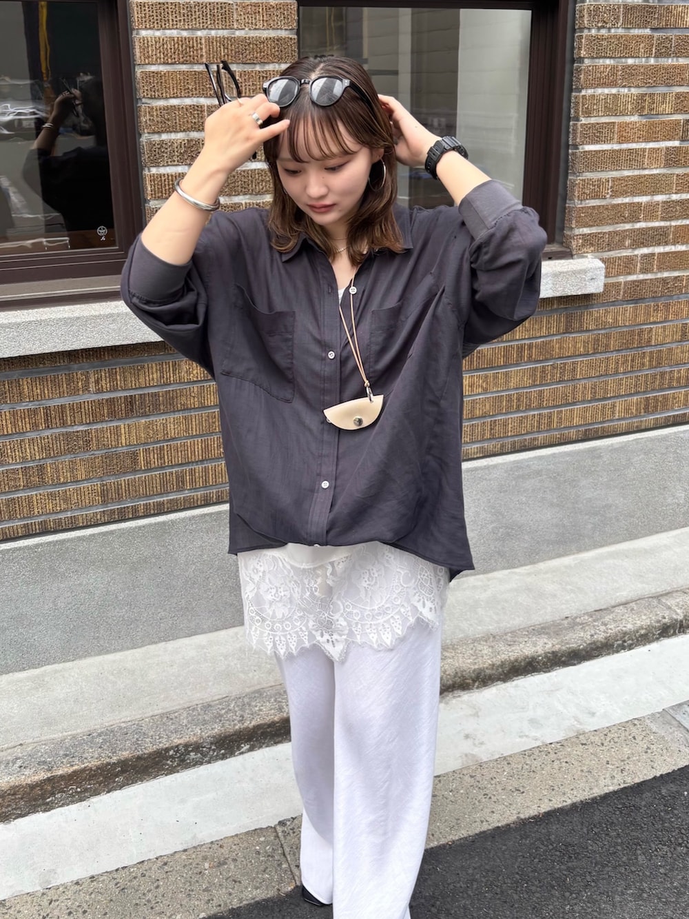 ホワイト系のシャツ/ブラウス、ホワイト系のその他パンツ、グレー系のシャツ/ブラウスを着用したレディースの春コーディネートの4枚目の写真