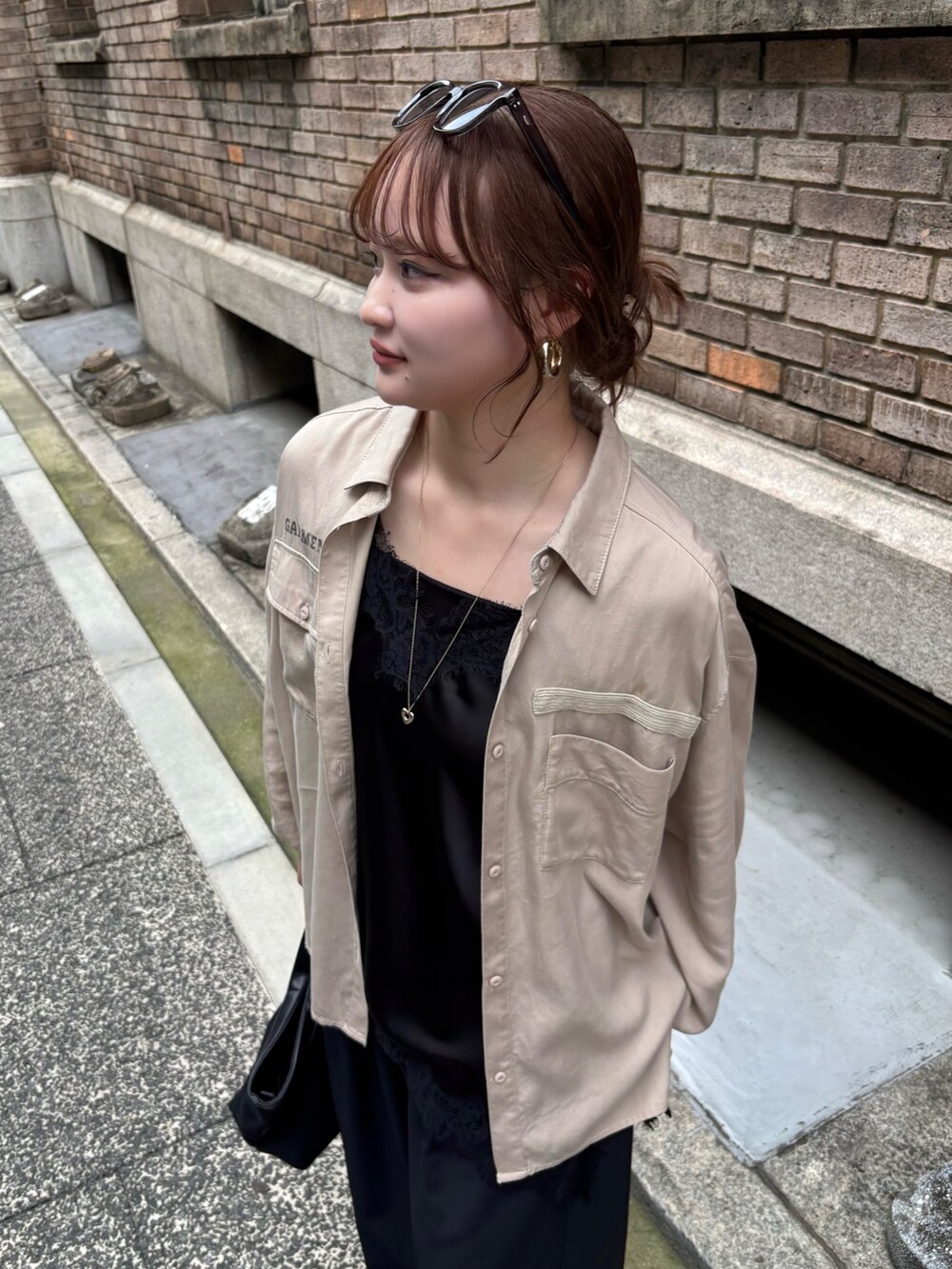 ブラック系のシャツ/ブラウス、ベージュ系のシャツ/ブラウス、ブラック系のショルダーバッグを着用したレディースの夏コーディネートの7枚目の写真