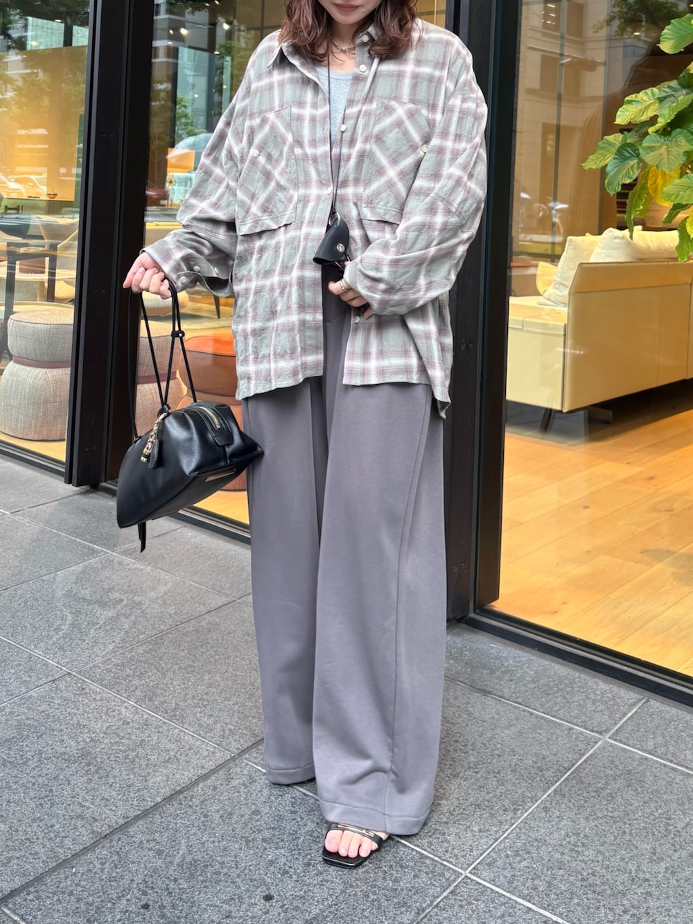 グリーン系のシャツ/ブラウス、グレー系のスウェットパンツ、ブラック系のネックレスを着用したレディースの夏コーディネートの3枚目の写真