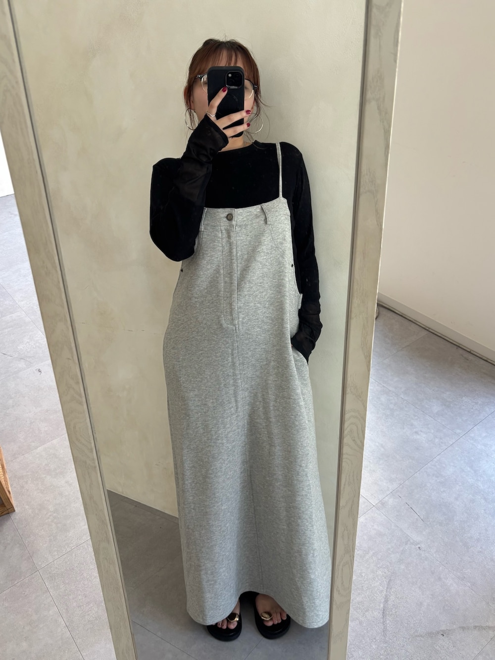 グレー系のワンピース、ブラック系のTシャツ/カットソー、ブラウン系のベストを着用したレディースの夏コーディネートの5枚目の写真