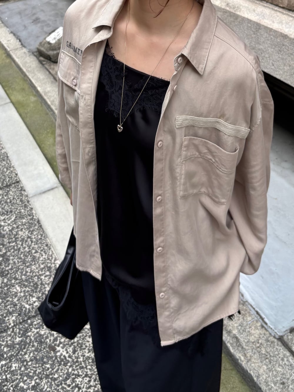 ブラック系のシャツ/ブラウス、ベージュ系のシャツ/ブラウス、ブラック系のショルダーバッグを着用したレディースの夏コーディネートの6枚目の写真