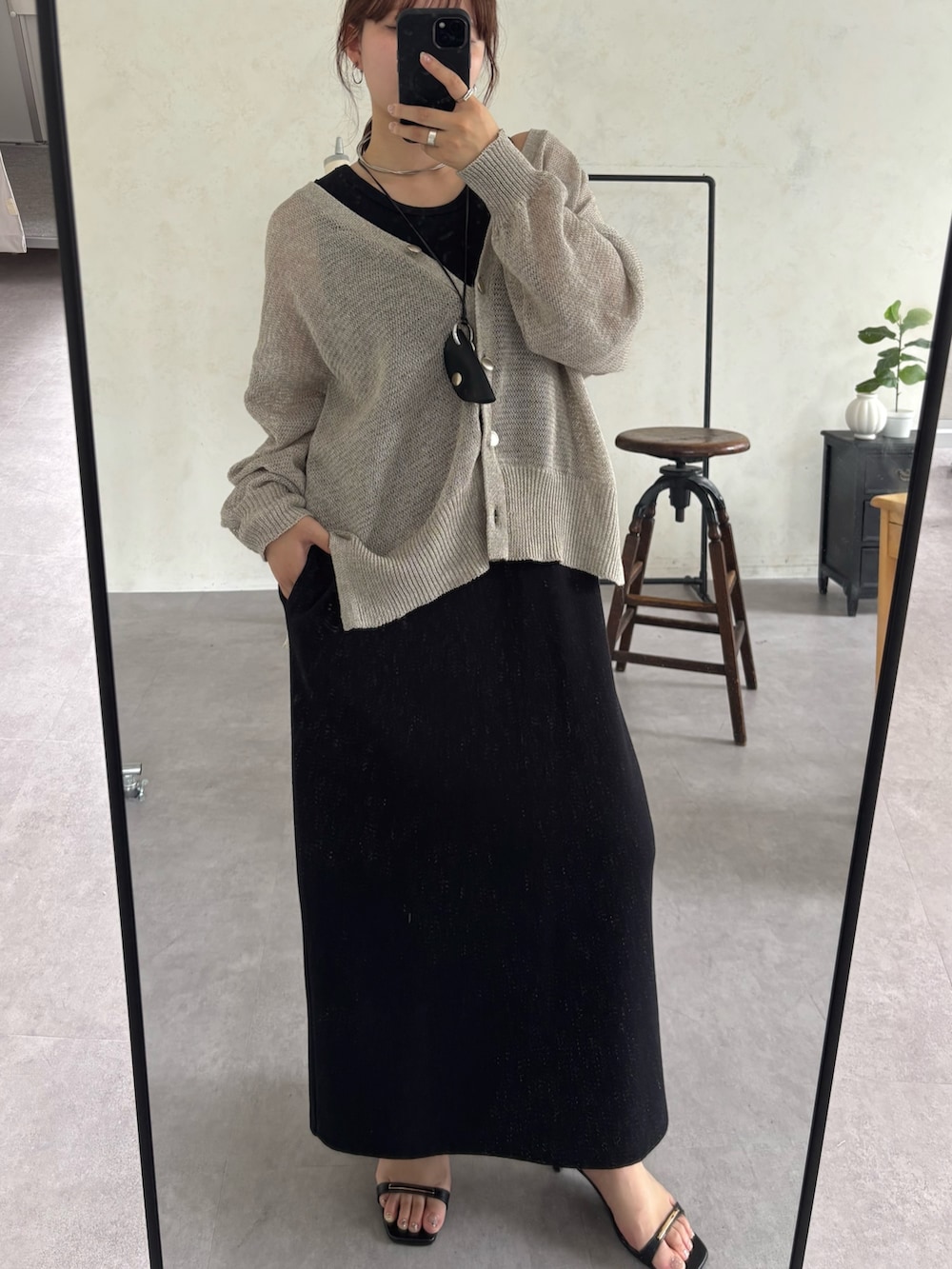 グレー系のカーディガン/ボレロ、ブラック系のワンピース、ブラック系のネックレスを着用したレディースの夏コーディネートの4枚目の写真