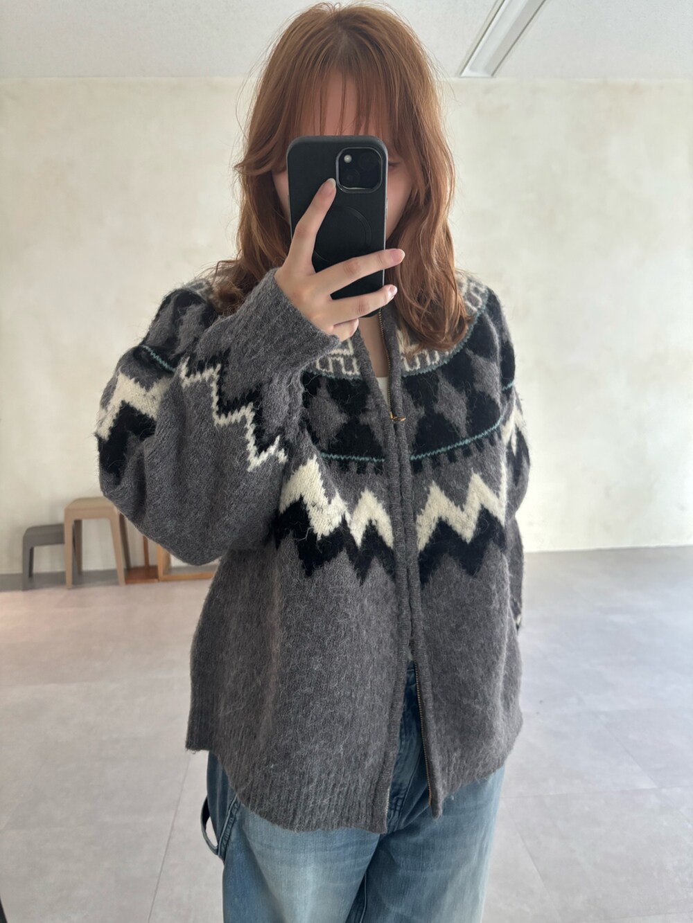 グレー系のカーディガン/ボレロ、ブルー系のデニムパンツを着用したレディースの秋コーディネートの3枚目の写真