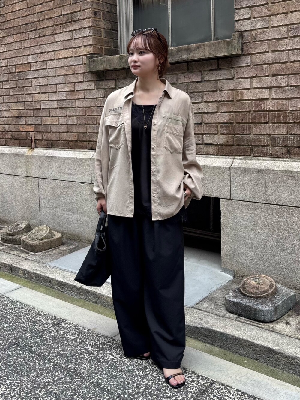 ブラック系のシャツ/ブラウス、ベージュ系のシャツ/ブラウス、ブラック系のショルダーバッグを着用したレディースの夏コーディネートの2枚目の写真