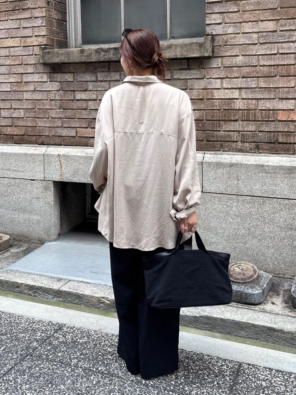 ブラック系のシャツ/ブラウス、ベージュ系のシャツ/ブラウス、ブラック系のショルダーバッグを着用したレディースの夏コーディネートの4枚目の写真