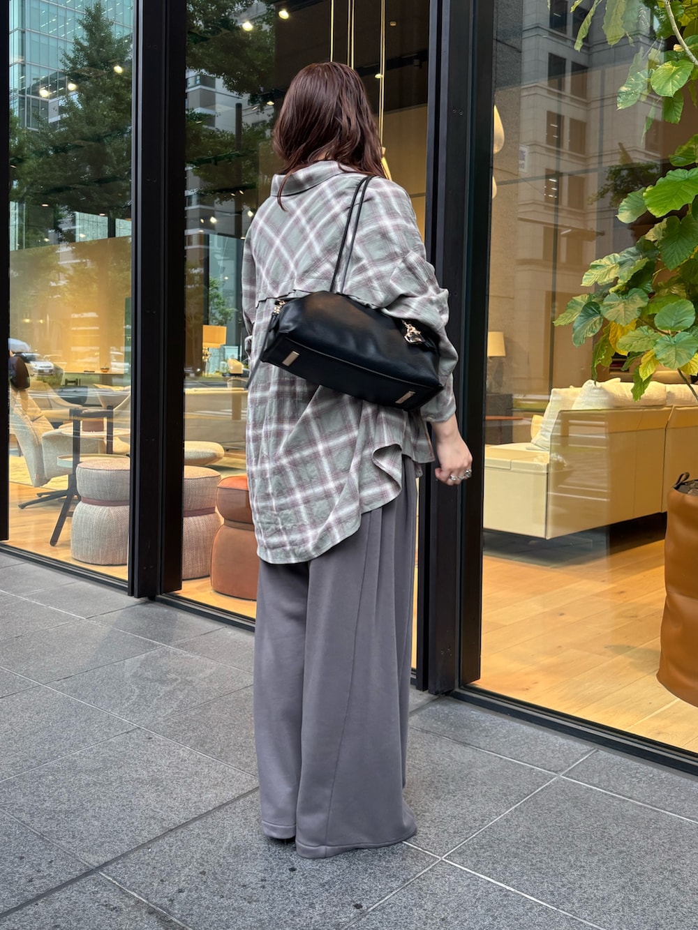 グリーン系のシャツ/ブラウス、グレー系のスウェットパンツ、ブラック系のネックレスを着用したレディースの夏コーディネートの4枚目の写真