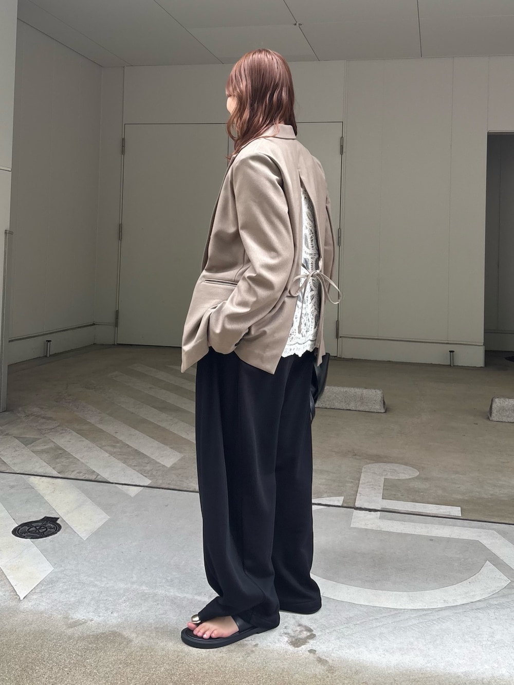 ベージュ系のテーラードジャケット、ブラック系のスウェットパンツ、ホワイト系のシャツ/ブラウスを着用したレディースの夏コーディネートの6枚目の写真