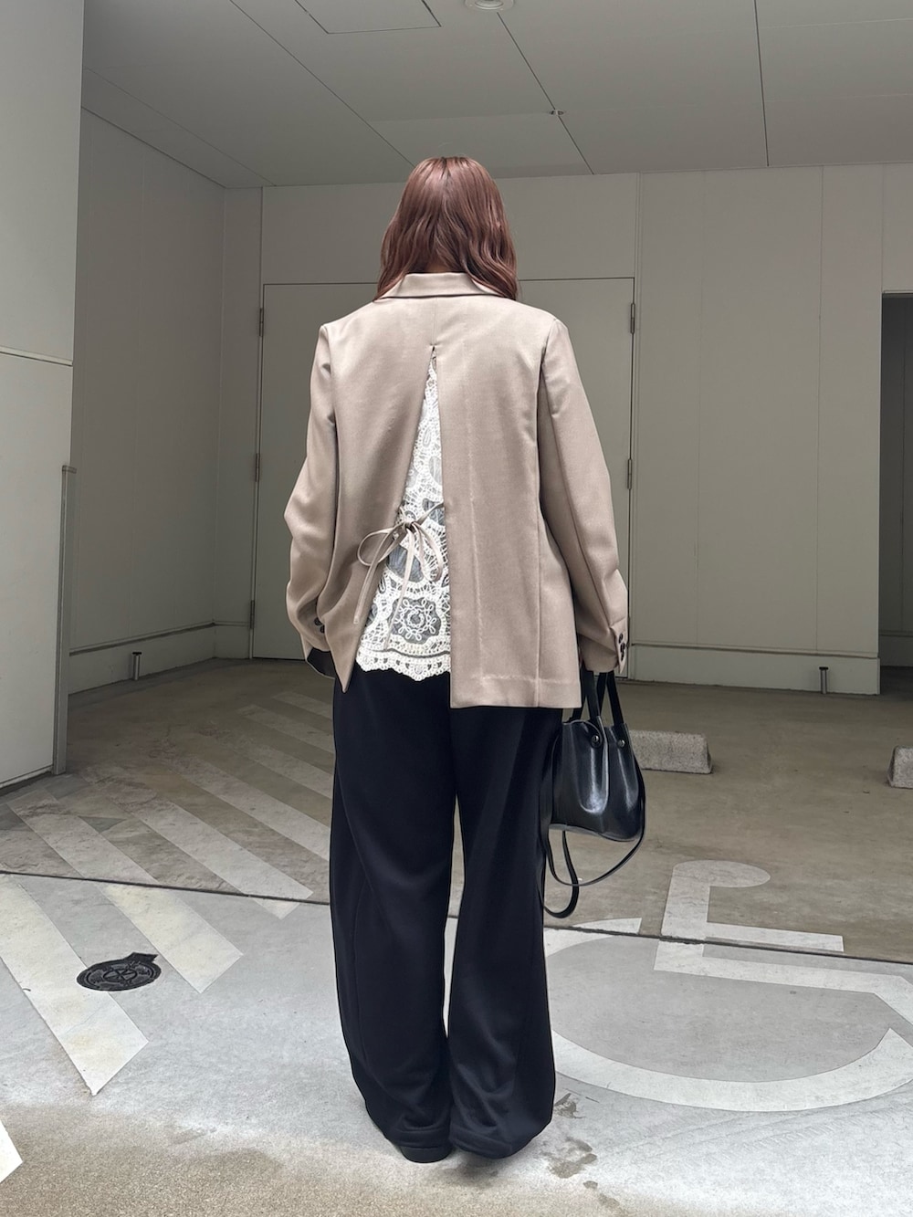 ベージュ系のテーラードジャケット、ブラック系のスウェットパンツ、ホワイト系のシャツ/ブラウスを着用したレディースの夏コーディネートの7枚目の写真