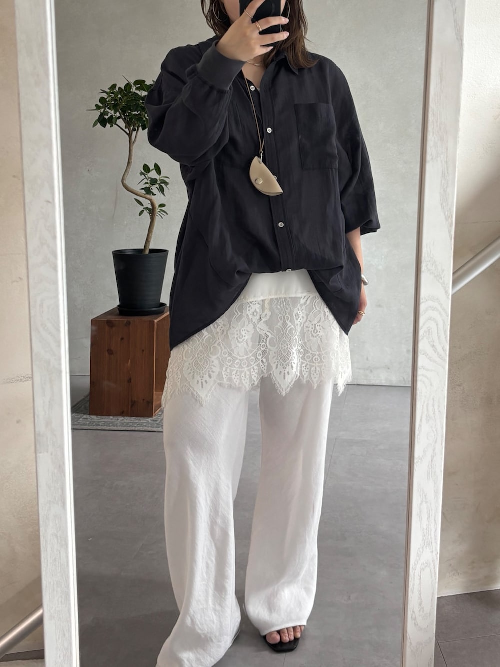 ホワイト系のシャツ/ブラウス、ホワイト系のその他パンツ、グレー系のシャツ/ブラウスを着用したレディースの春コーディネートの3枚目の写真