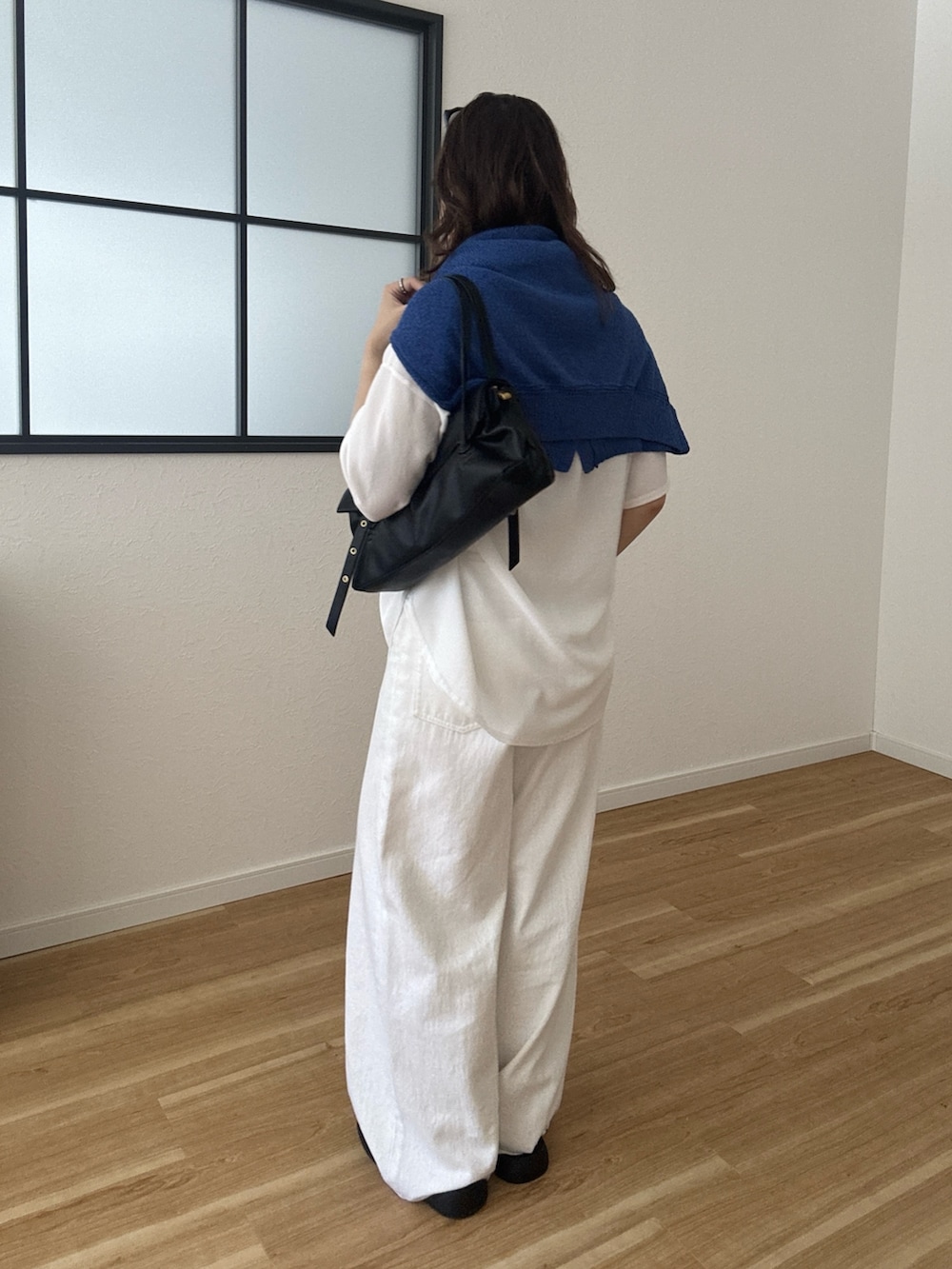 ブラック系のショルダーバッグ、ブルー系のカーディガン/ボレロ、ホワイト系のシャツ/ブラウスを着用したレディースの夏コーディネートの4枚目の写真