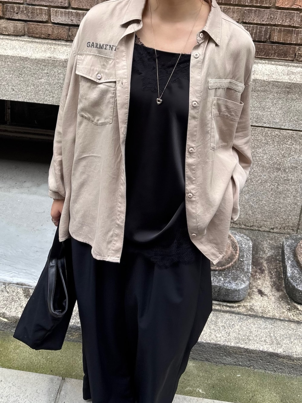ブラック系のシャツ/ブラウス、ベージュ系のシャツ/ブラウス、ブラック系のショルダーバッグを着用したレディースの夏コーディネートの5枚目の写真