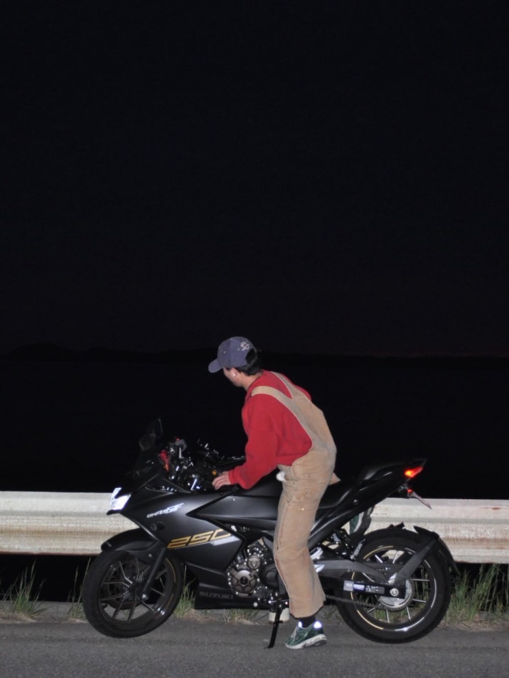 ベージュ系のつなぎ/オールインワン、レッド系のスウェットを着用したメンズの秋コーディネートの2枚目の写真