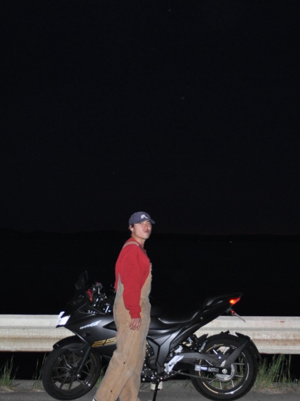 ベージュ系のつなぎ/オールインワン、レッド系のスウェットを着用したメンズの秋コーディネートの3枚目の写真