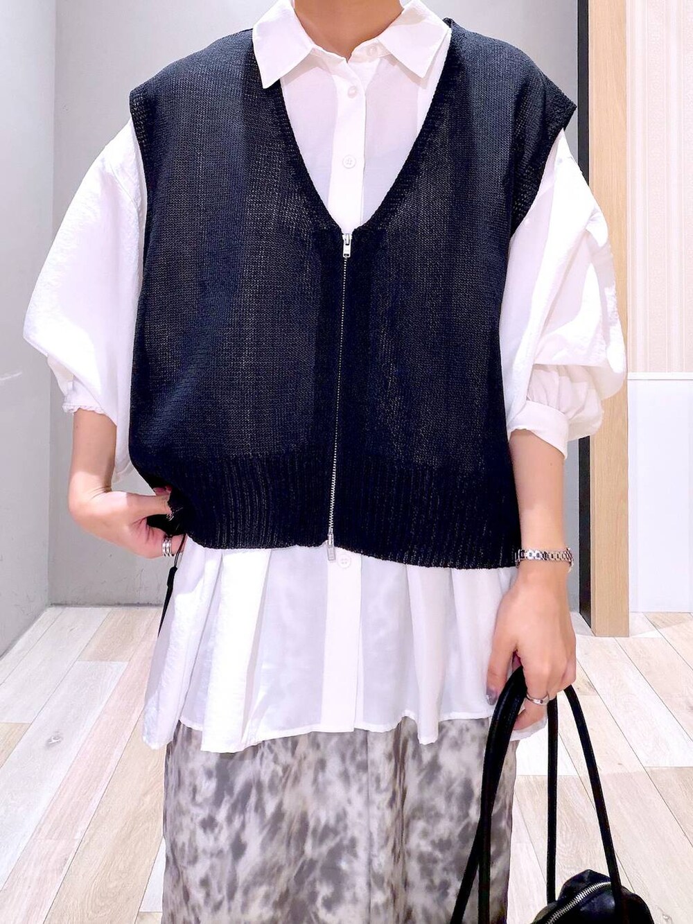 ホワイト系のシャツ/ブラウス、ブラック系のボストンバッグ、ブラック系のパンプスを着用したレディースの春コーディネートの3枚目の写真