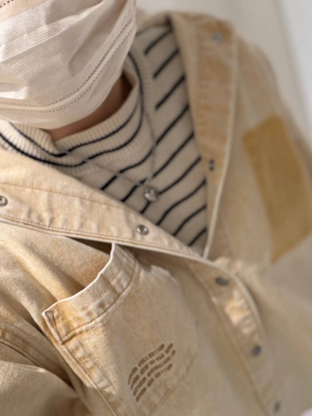 ホワイト系のニット/セーター、ベージュ系のシャツ/ブラウス、ブラック系のその他パンツを着用したレディースの冬コーディネートの2枚目の写真