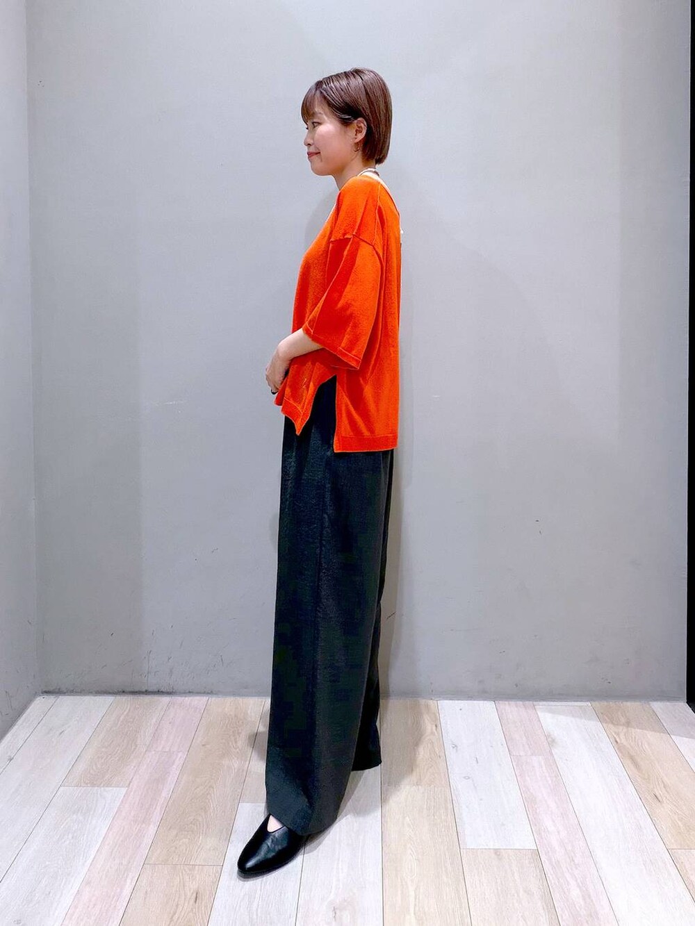 グレー系のその他パンツ、グレー系のテーラードジャケット、ブラック系のショルダーバッグを着用したレディースの春コーディネートの7枚目の写真