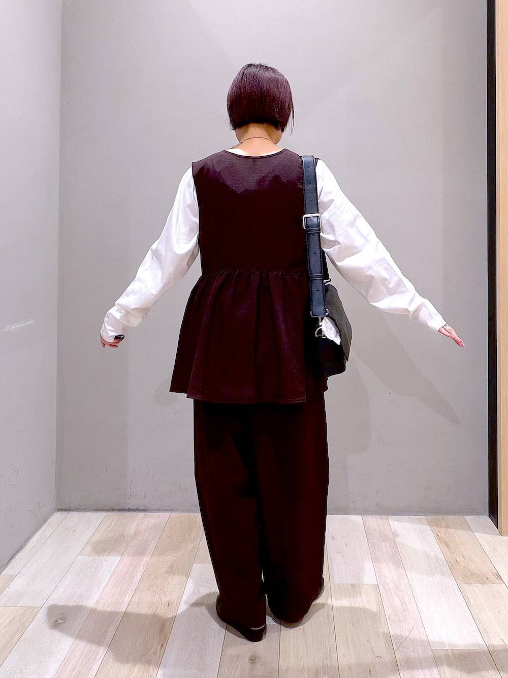 ブラック系のショルダーバッグ、ブラック系のパンプス、ブラウン系のその他パンツを着用したレディースの春コーディネートの6枚目の写真